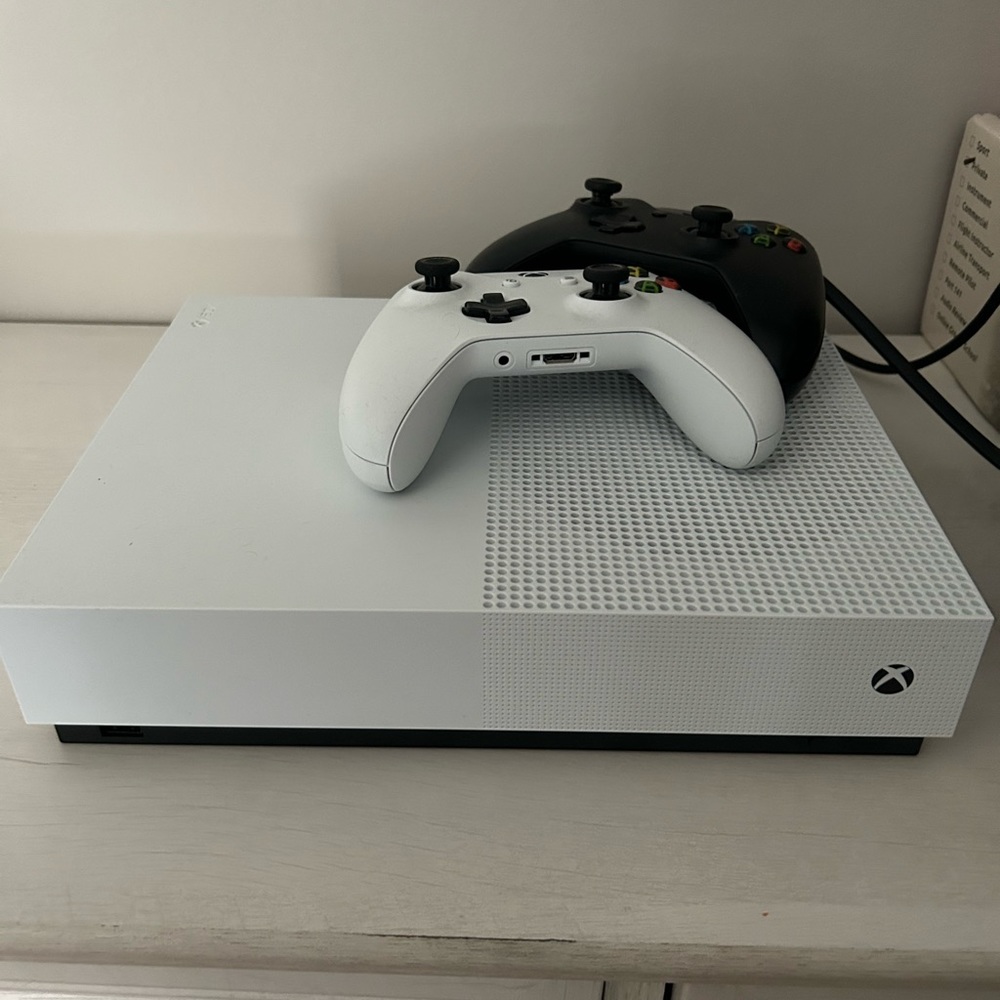 Xbox one white with two controllers. Everything works as it should.